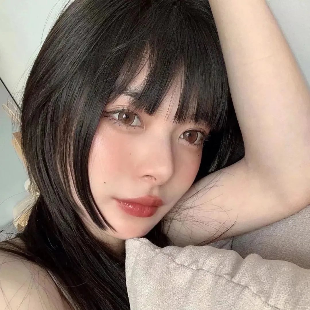 九顶假发的女孩